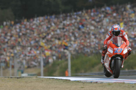Australieren Casey Stoner vandt Tjekkiets Grand Prix i suveræn stil.